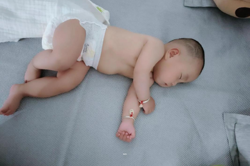 资兴宝宝多久会抬头